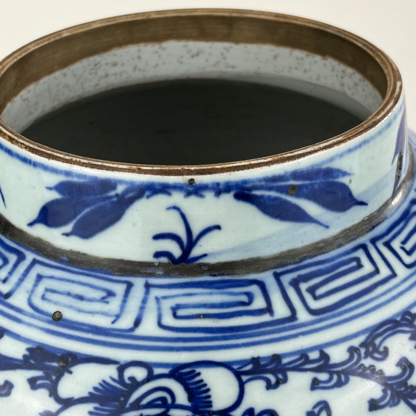 Antique Chinese Qing 19th Century Blue & White Temple Jar w/ Lid Hand Painted 8"