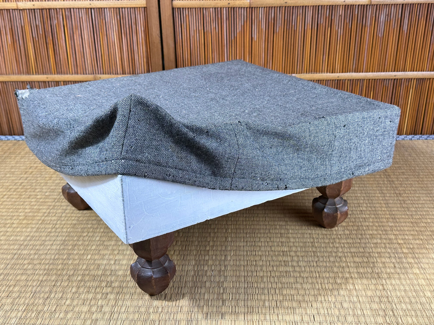 Vintage Japanese Katsura Go Board Floor Goban with Carved Tulip Legs 9cm Thick B2