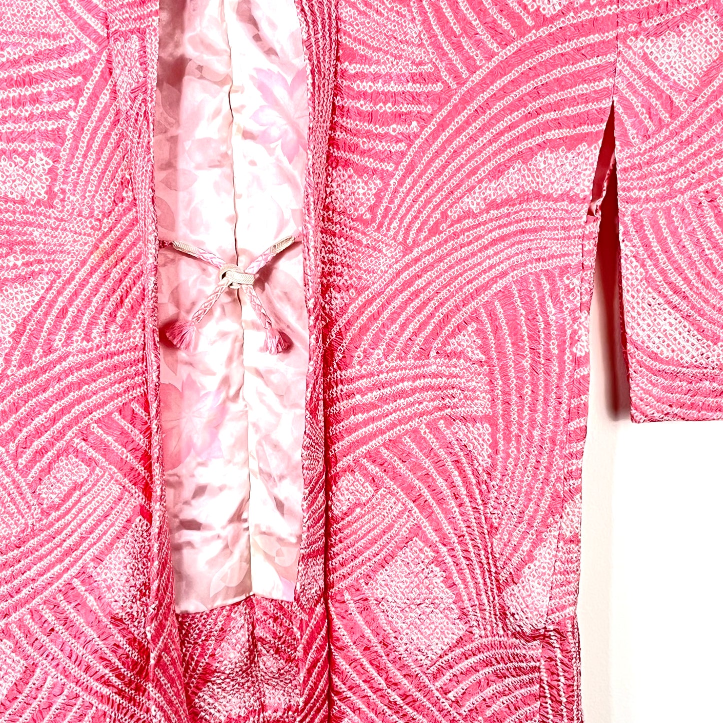 Vintage Japanese Silk Haori Coat in Shibori Tie-dye Pink Weave pattern 28"L