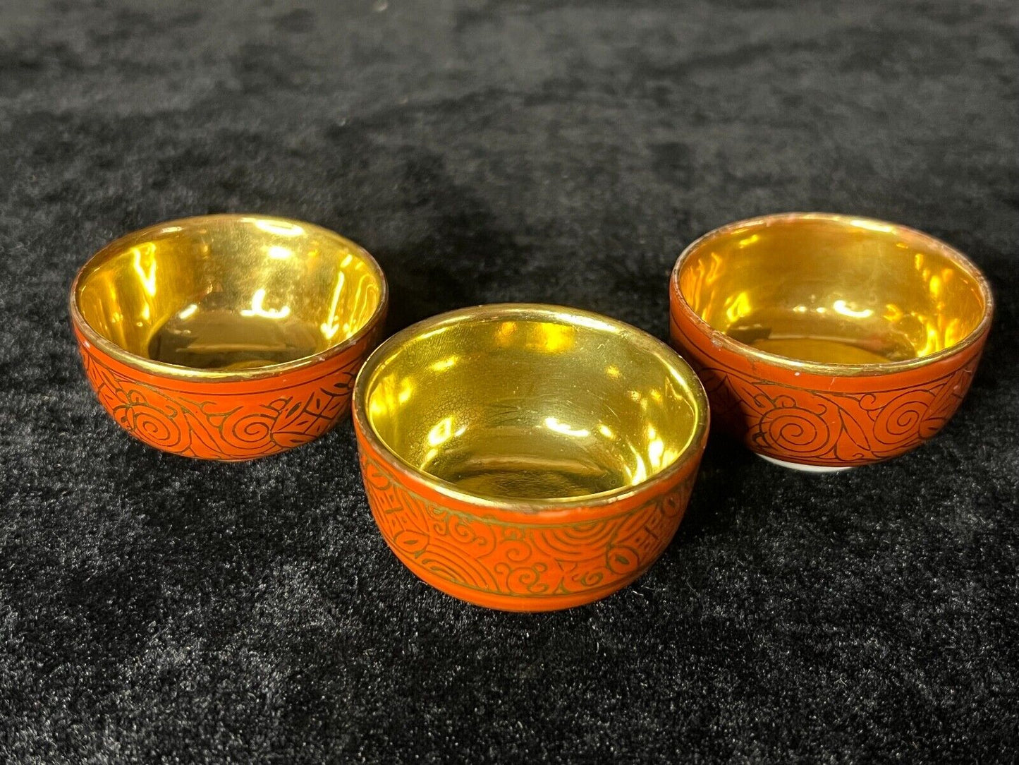 Vintage Japanese Kutani Sakazuki Sake Cup Guinomi Gold Tone & Red 2"