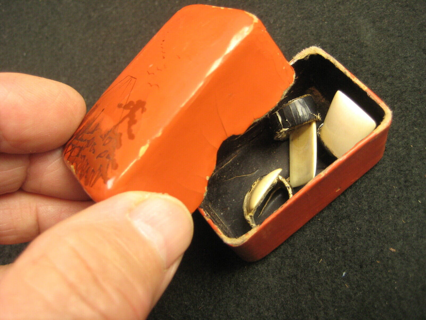 Antique c. 1900 Japanese Koto Musical Instrument 3 Picks w/ Lidded Case