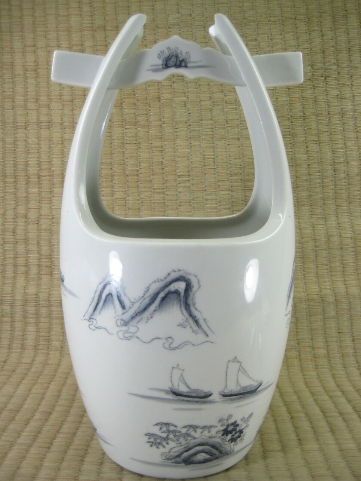 Chinese Decorative Imari White Porcelain Water Bucket Style Flower Vase
