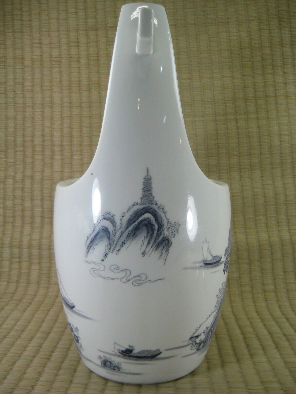 Chinese Decorative Imari White Porcelain Water Bucket Style Flower Vase