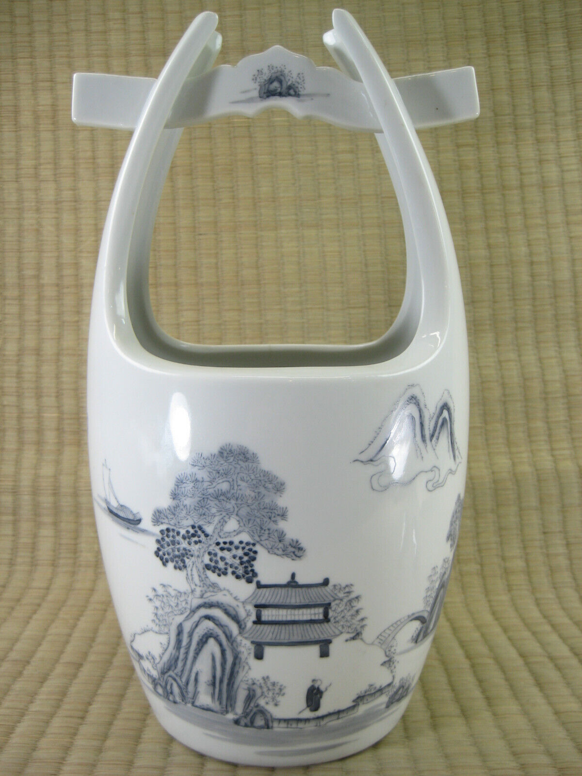 Chinese Decorative Imari White Porcelain Water Bucket Style Flower Vase