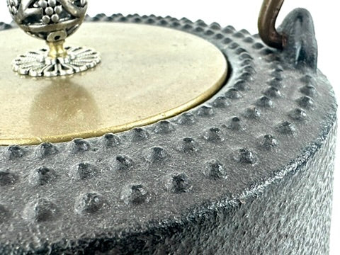 Vintage Japanese Cast Iron Tetsubin Wa Harmony Kanji Gold Orchid Brass Lid Showa 7.5"W LS#147