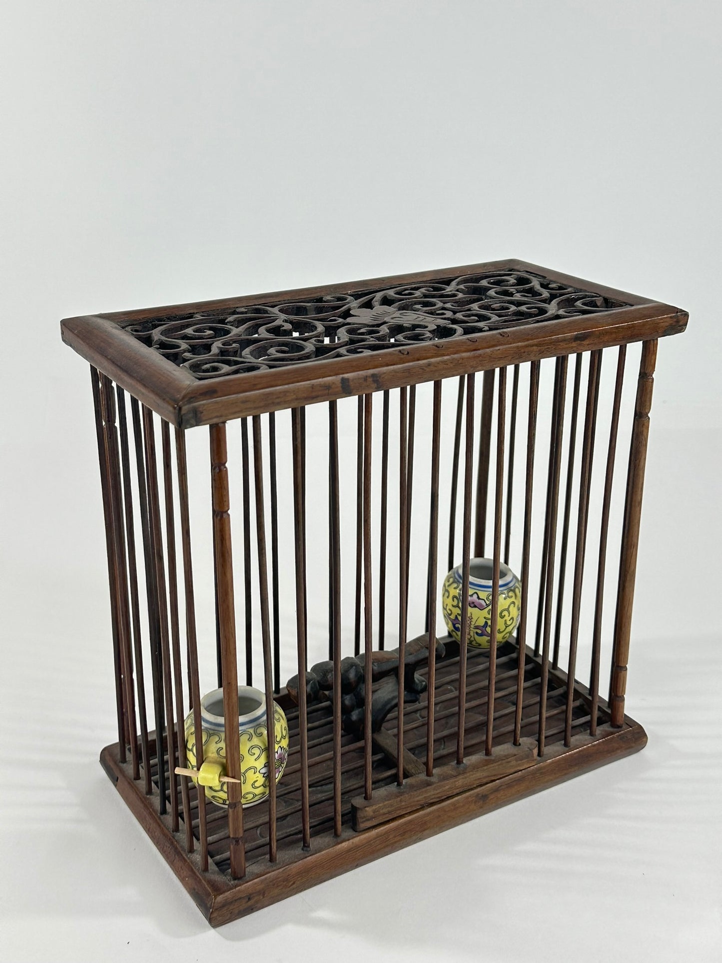 Chinese Hardwood Bamboo Birdcage Famille Jaune Porcelain Pots Carved Fretwork Lid Late Qing 8.5"