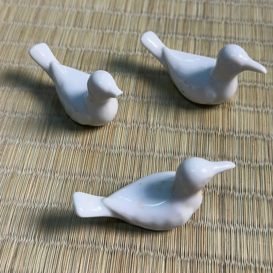 1 (one) Vintage Japanese White Porcelain Hashioki Dove Bird Form Chopstick Rest Showa
