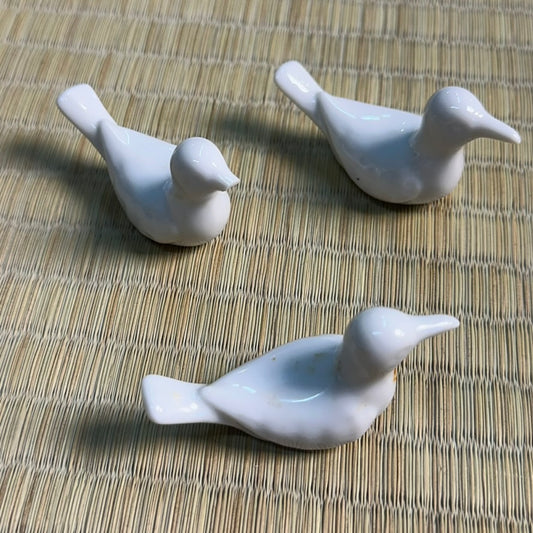 1 (one) Vintage Japanese White Porcelain Hashioki Dove Bird Form Chopstick Rest Showa