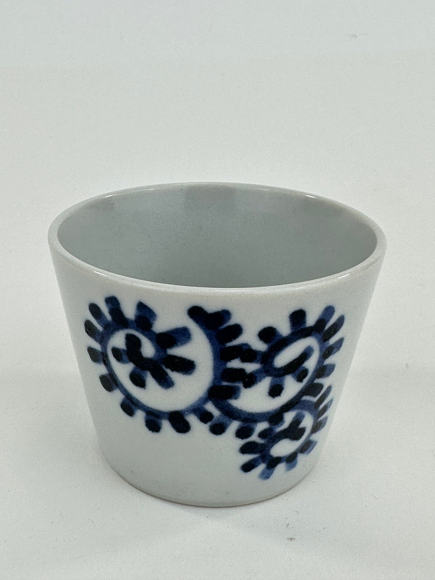 Vintage Japanese Hand Painted Indigo Spiral Yunomi Tea Cup 3"W