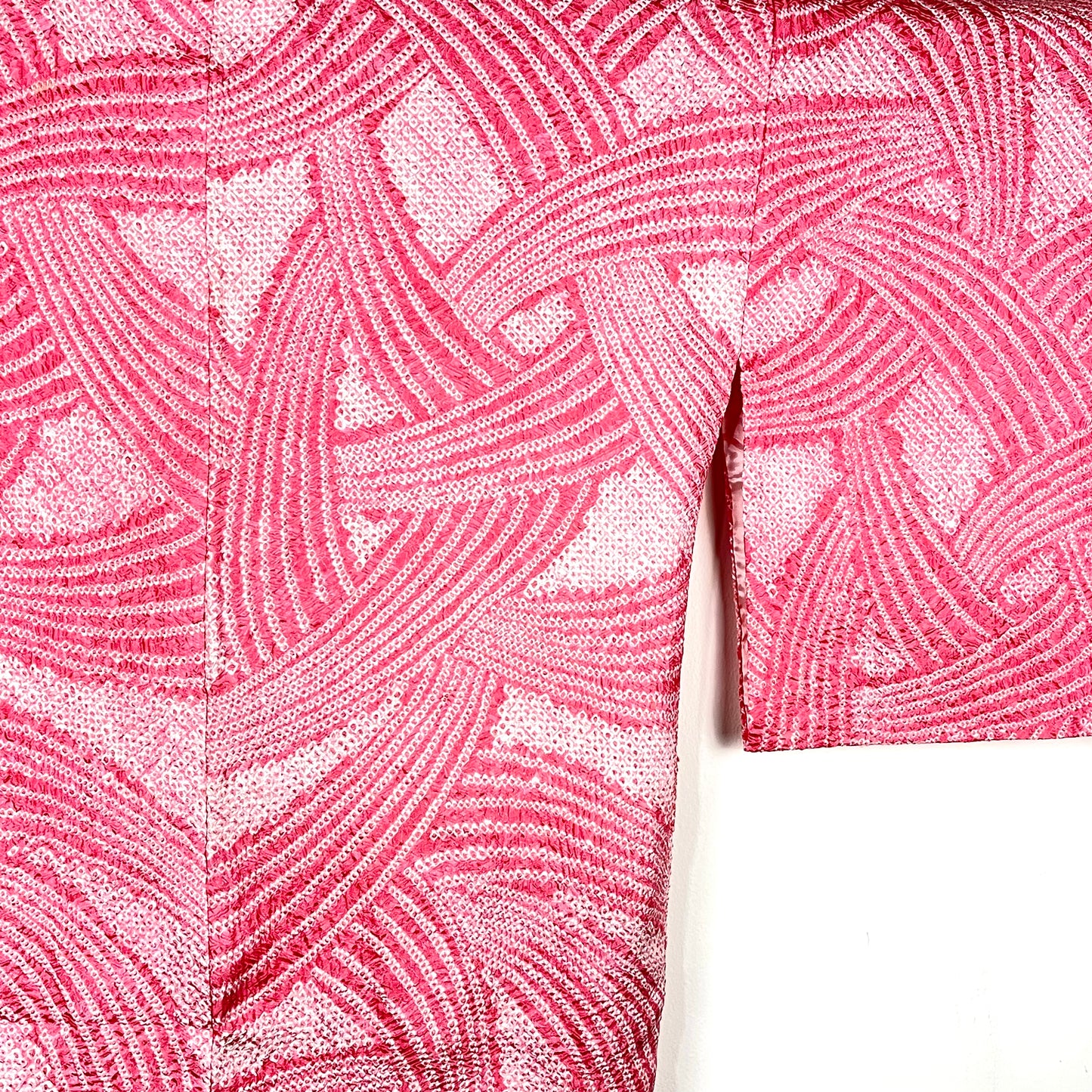 Vintage Japanese Silk Haori Coat in Shibori Tie-dye Pink Weave pattern 28"L