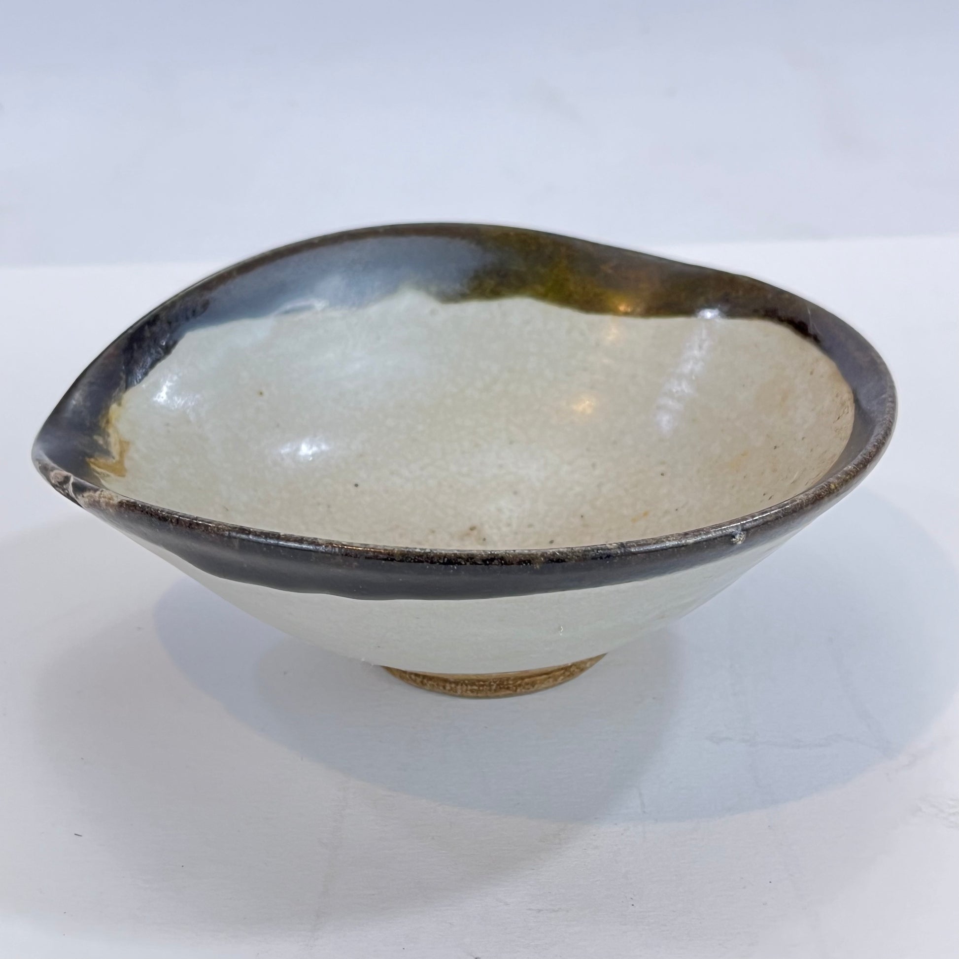 Tea Robiwl Tea Ceremony Chawan Korean Style Tea Bowl w/ Spout – Shogun's Gallery