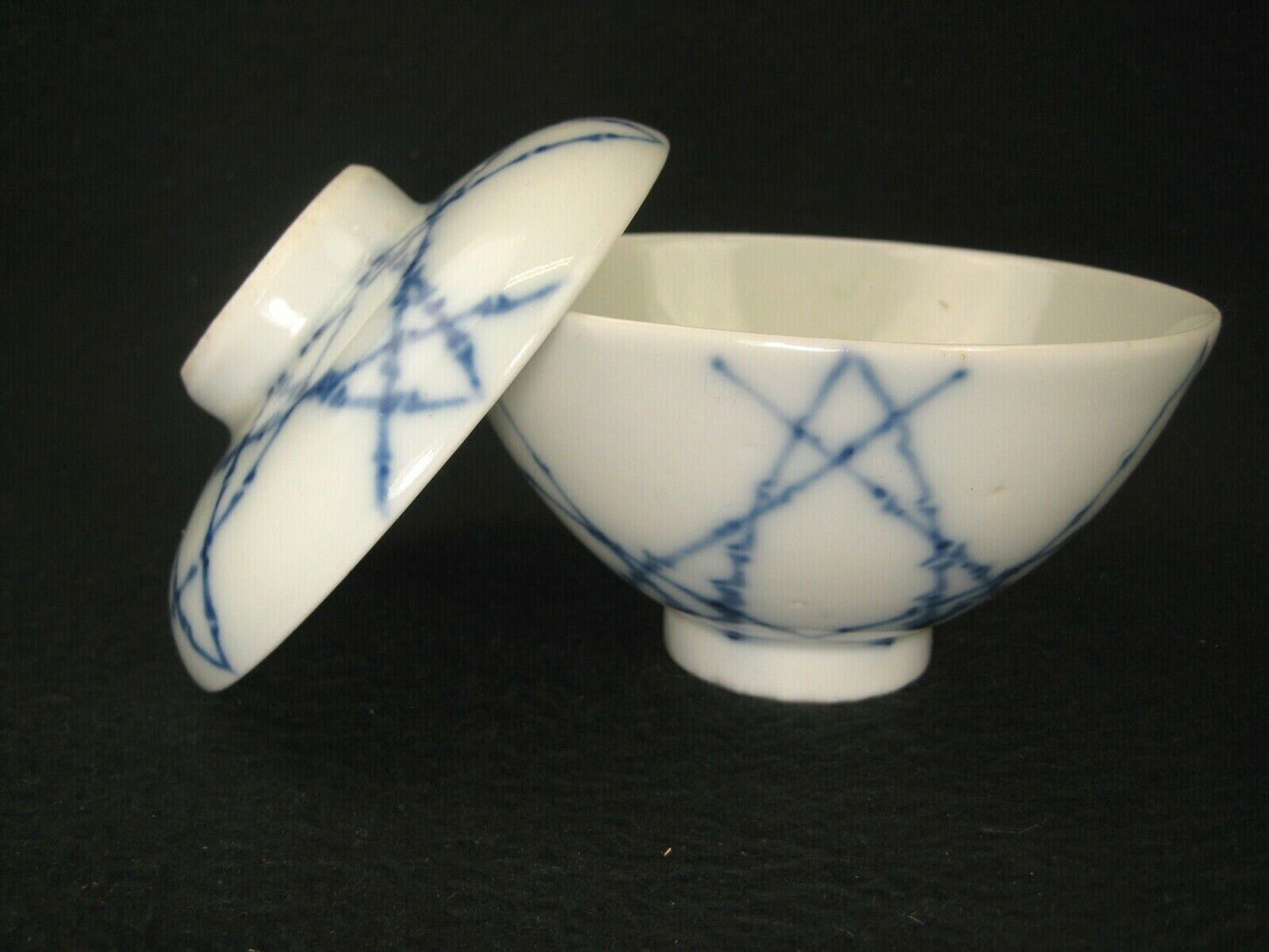Antique Japanese Meiji Era Imari Ceramic  Lidded Bowl Bamboo Lattice Design