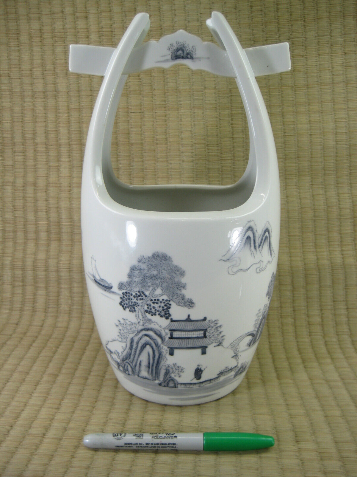 Chinese Decorative Imari White Porcelain Water Bucket Style Flower Vase