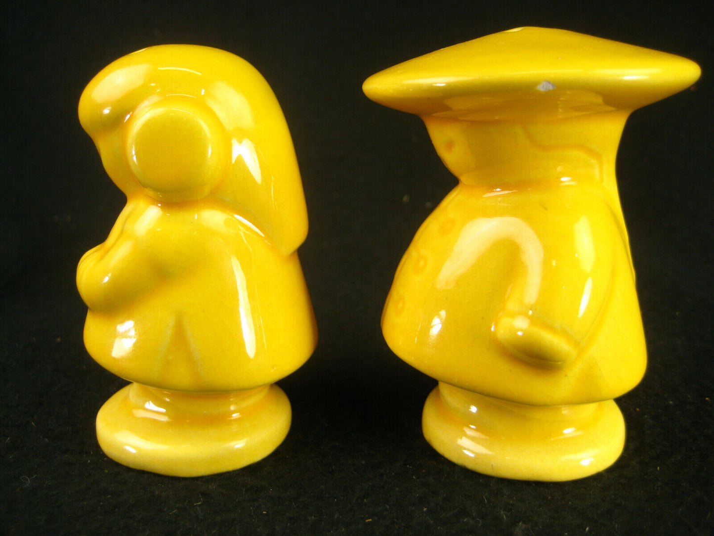 Vintage (C1950) Chinese Porcelain Collectable Salt And Pepper Shakers