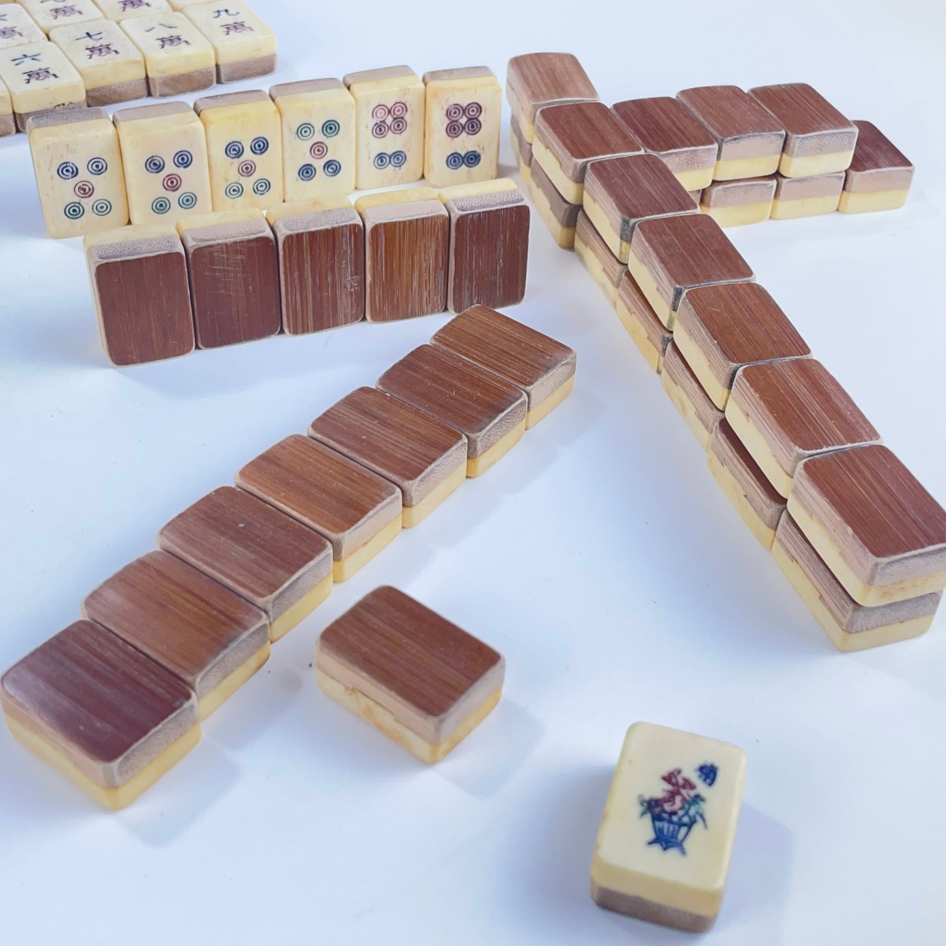 Caixa em madeira com jogo Mahjong em resina, 2ª metade séc. XX –  Antiguidades e Colecionáveis